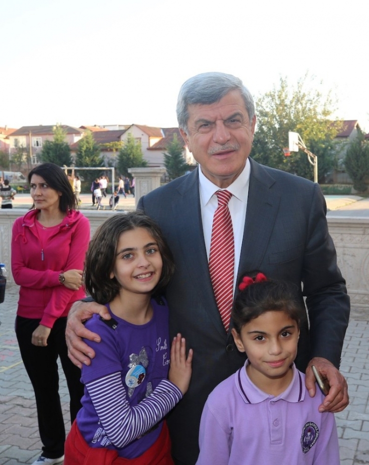 Başkan Karaosmanoğlu, Okul Ziyaretlerini Sürdürüyor