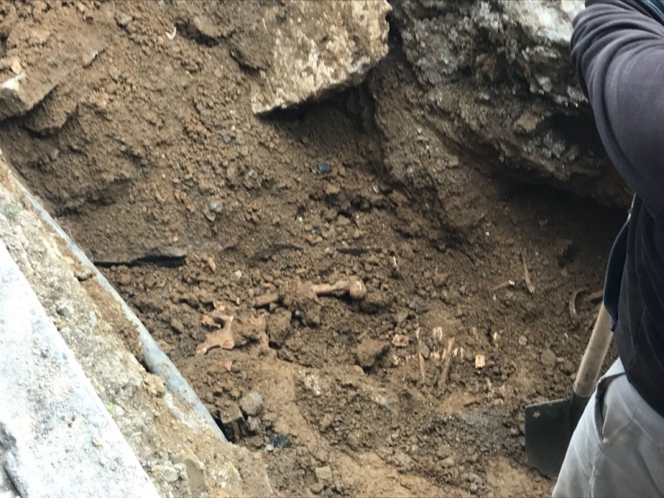 Şişli’de Bedaş Kazısında Kemik Parçalarının Bulunduğu Yerde Çalışmalar Devam Ediyor