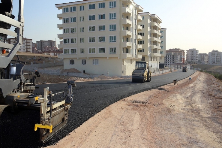 Beykent’te Yeni Açılan Yollar Asfaltlanıyor