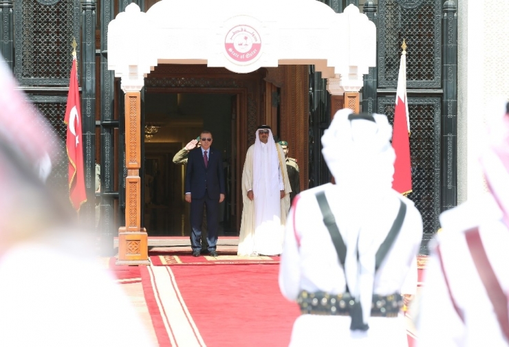 Erdoğan, Katar’da Resmi Törenle Karşılandı