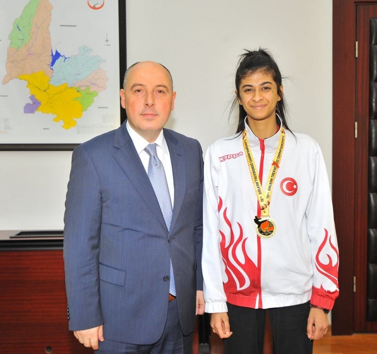 Vali Coşkun, Balkan Şampiyonu Taekwondocu Merve Kekeç’i Ödüllendirdi