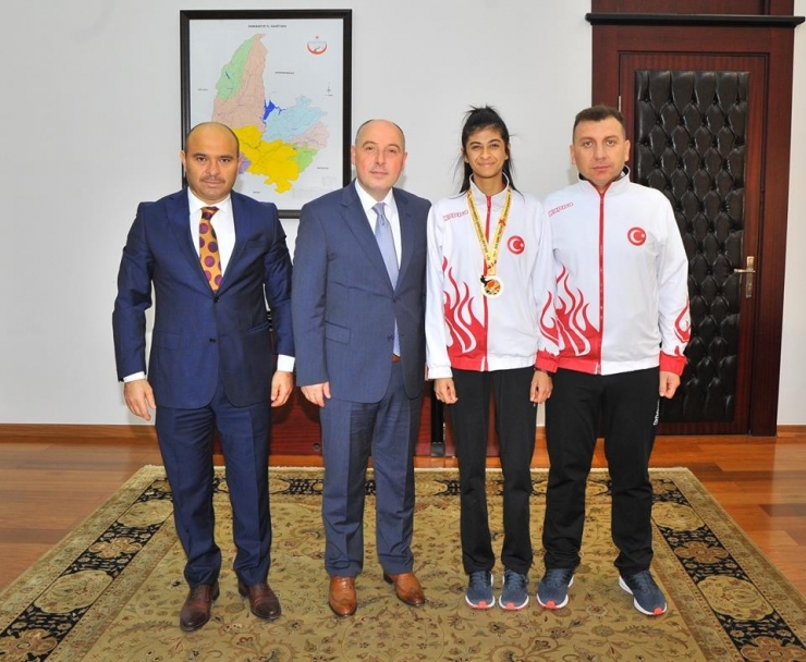 Vali Coşkun, Balkan Şampiyonu Taekwondocu Merve Kekeç’i Ödüllendirdi