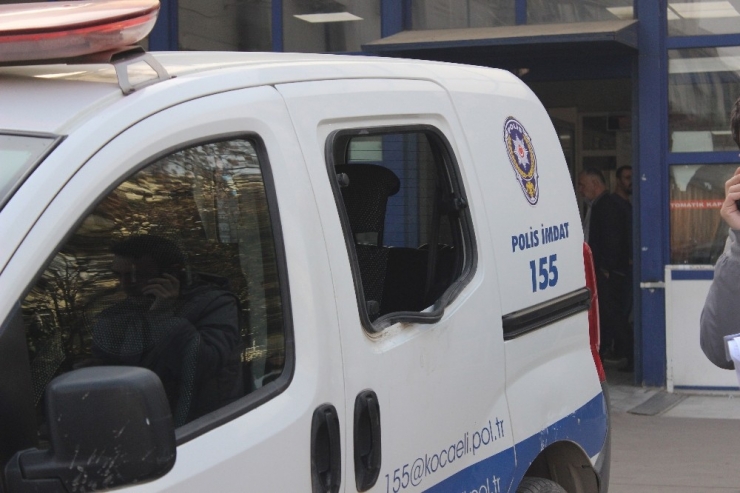 Alkollü Ve Ehliyetsiz Yakalanınca Polis Arabasının Camını Kırdı