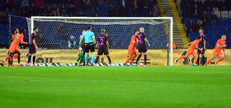 Süper Lig: Medipol Başakşehir: 2 - Galatasaray: 0 (İlk Yarı)