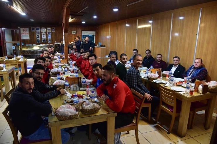 Derbi Öncesi Başkan Yağcı’dan Futbolculara Yemek