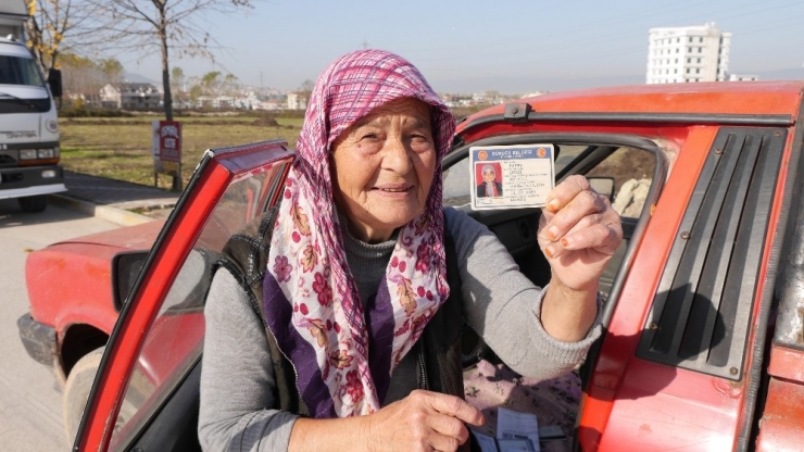 71 Yaşındaki Fatma Teyze Kamyonet Kullanarak Semt Pazarlarına Ürün Taşıyor