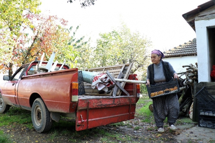 71 Yaşındaki Fatma Teyze Kamyonet Kullanarak Semt Pazarlarına Ürün Taşıyor