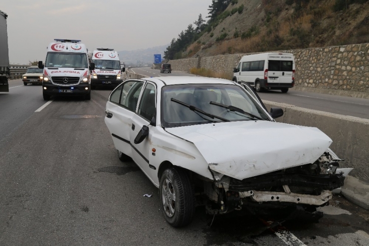Kontrolden Çıkan Otomobil Bariyerlere Çarptı: 6 Yaralı