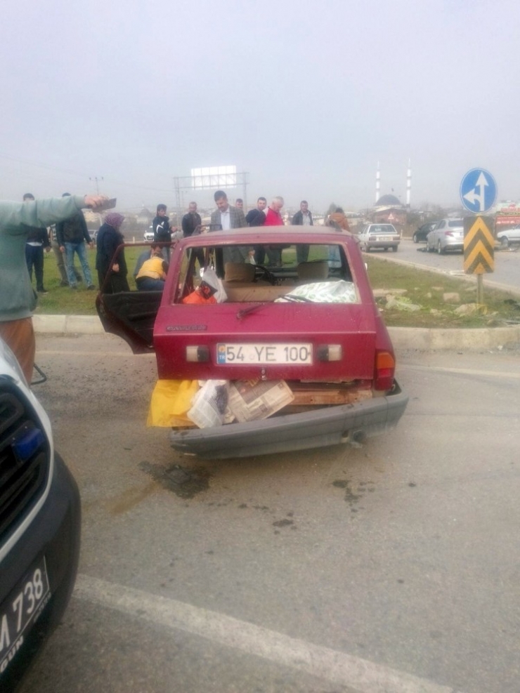 Sakarya’da İki Otomobil Çarpıştı: 3 Yaralı