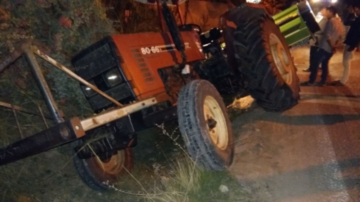 Karşıdan Gelen Kamyona Yol Vermek İsteyen Traktör Şarampole Düştü