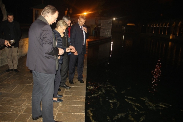 Ab Türkiye Delegasyonu Başkanı Berger, Balıklıgöl’ü Gezerek, Balıklara Yem Attı