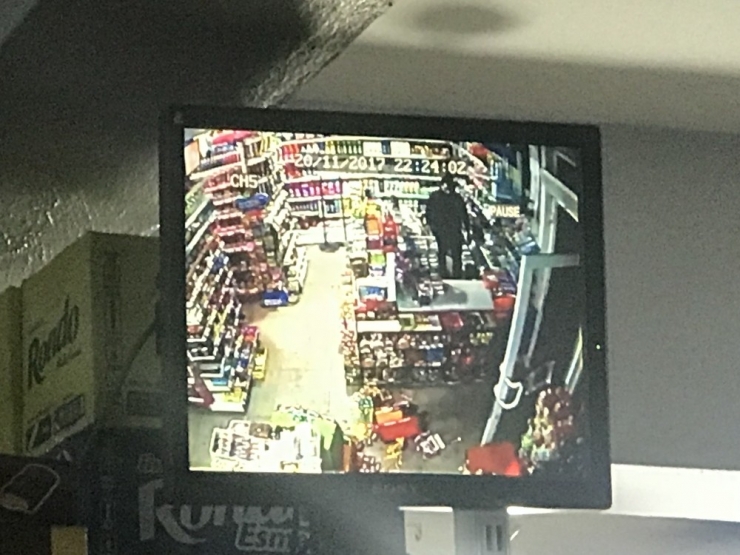 Markete Giren Silahlı Hırsızlar Güvenlik Kamerasına Takıldı