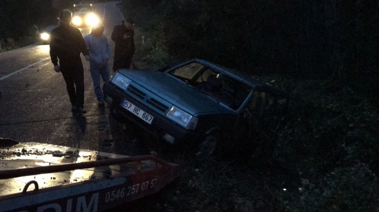 Sinop’ta Otomobil Şarampole Yuvarlandı: 2 Yaralı