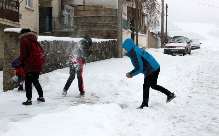 Kar Yağışının Etkili Olduğu Doğu'da Yollar Ulaşıma Kapandı, Çocuklar Karın Tadını Çıkardı ile ilgili görsel sonucu