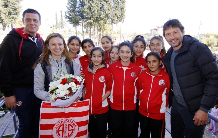 Antalyaspor Teknik Direktörü Leonardo’dan Öğretmenler Günü Ziyareti