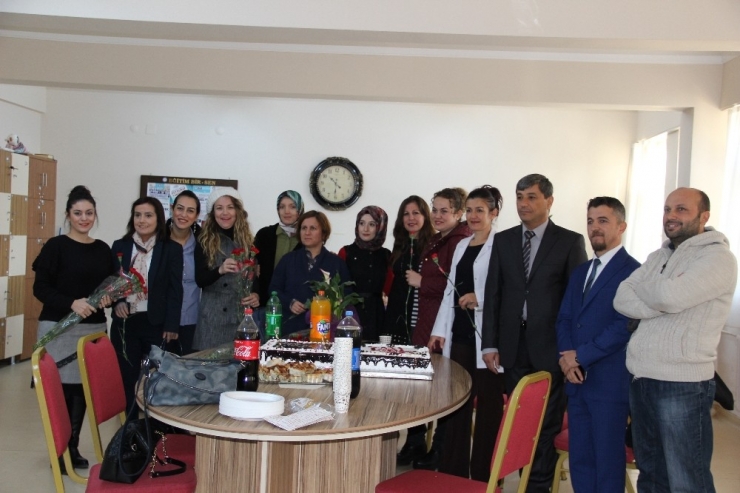 Başkan Özakcan 112 Okulda 3 Bin Öğretmene Karanfil Dağıttı