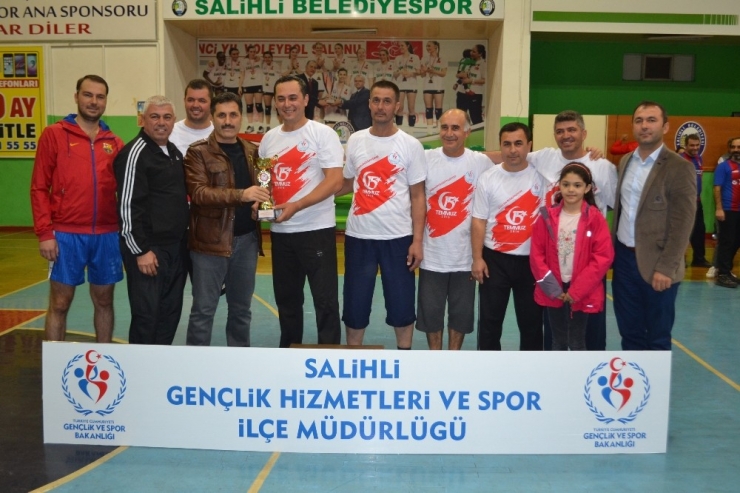 Salihli’de ’24 Kasım Voleybol Turnuvası’ Düzenlendi