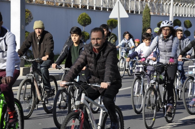 Diyarbakır’da Yüzlerce Bisikletli Engelliler İçin Pedal Çevirdi