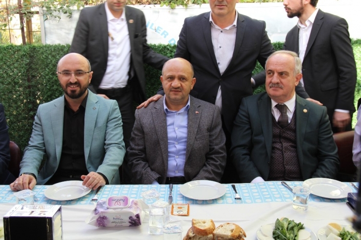 Başbakan Yardımcısı Işık Vatandaşlarla Hamsi Yedi