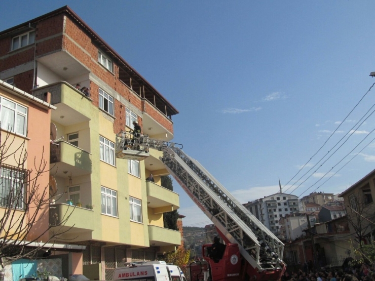 Yanan Binada Mahsur Kalan Vatandaşları İtfaiye Kurtardı