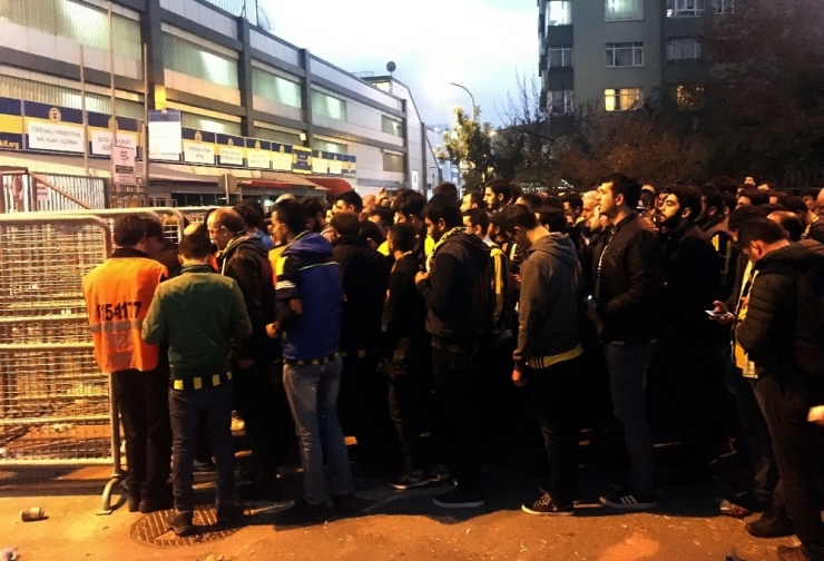 Fenerbahçe Taraftarından Maça Yoğun İlgi