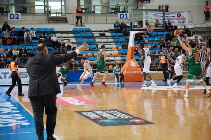 Tahincioğlu Basketbol Süper Ligi: Sakarya Büyükşehir Belediyespor: 81- Banvit: 76