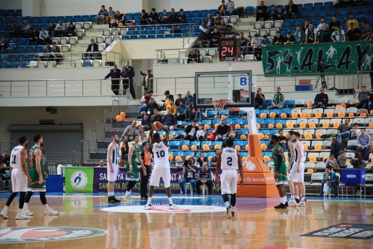 Tahincioğlu Basketbol Süper Ligi: Sakarya Büyükşehir Belediyespor: 81- Banvit: 76