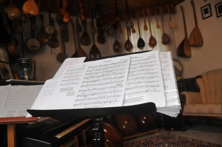 Ömrünü Musikiye Adadı, Kendisine Fasıl Odası Yaptı
