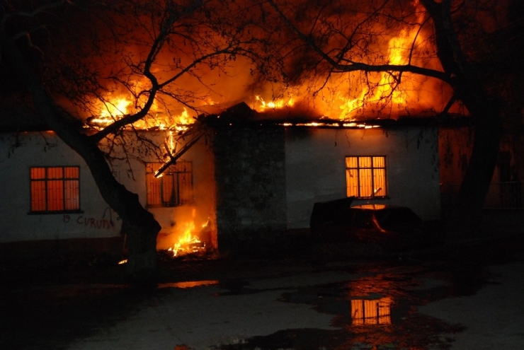 Bayramiç’te Belediyeye Ait Bina Yandı