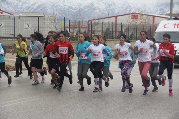 Erzincan’da Okul Sporlarında Kros Heyecanı