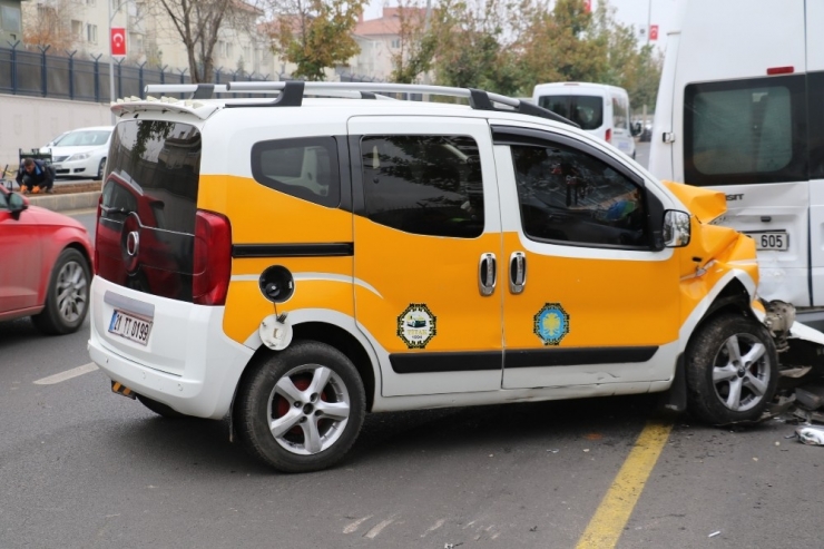 Diyarbakır’da Sivil Askeri Araç İle Ticari Taksi Çarpıştı: 2 Yaralı