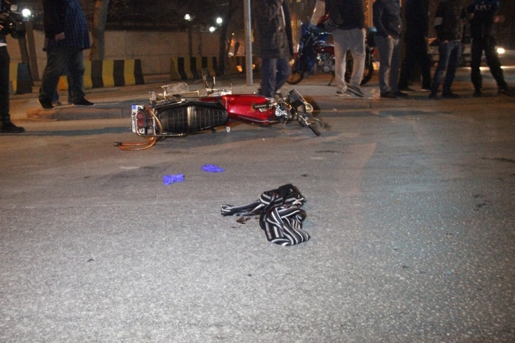 Motosiklete Çarpan Otomobil Sürücüsü Yaralıları Bırakıp Kaçtı