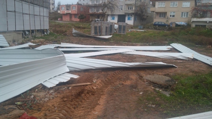 Akçakoca’da Fırtına Spor Salonu Çatı Malzemelerini Uçurdu