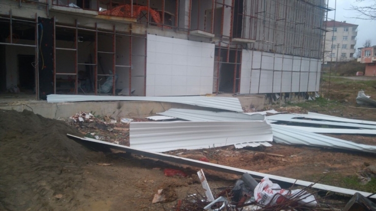 Akçakoca’da Fırtına Spor Salonu Çatı Malzemelerini Uçurdu