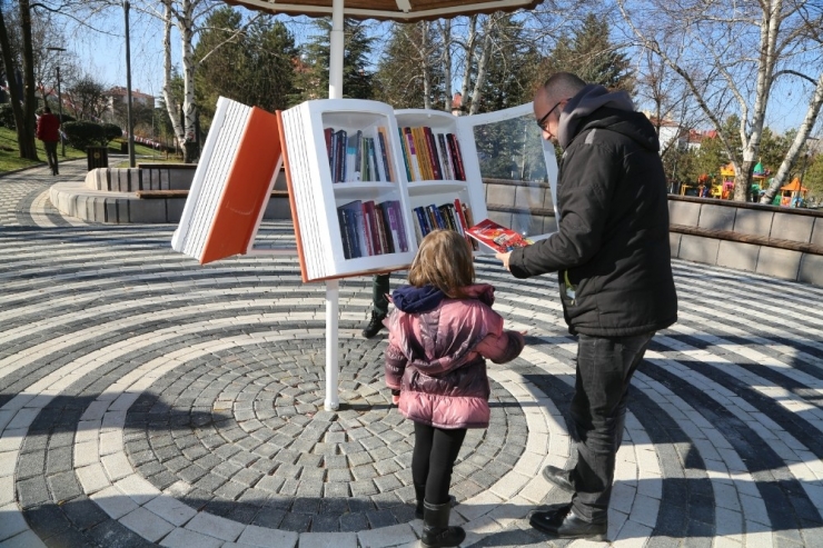 Odunpazarı Belediyesi’nden Kitap Kurtları İçin Parklara Açık Hava Kütüphanesi