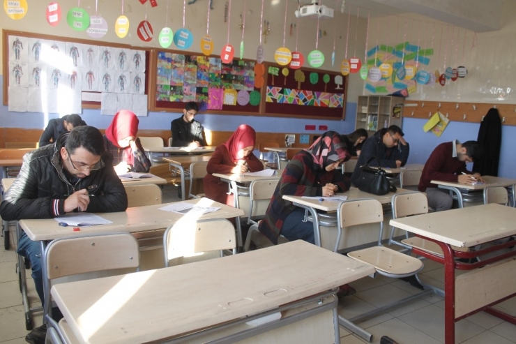 Silopi’de Aday Öğretmenlere Yönelik Deneme Sınavı