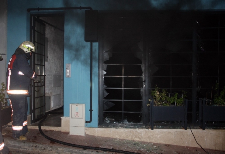 Beyoğlu’nda Ofiste Çıkan Yangında 1 Kişi Mahsur Kaldı