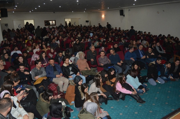 Demirci’de Eğitim Fakültesi Öğrencilerinden Tiyatro Gösterisi