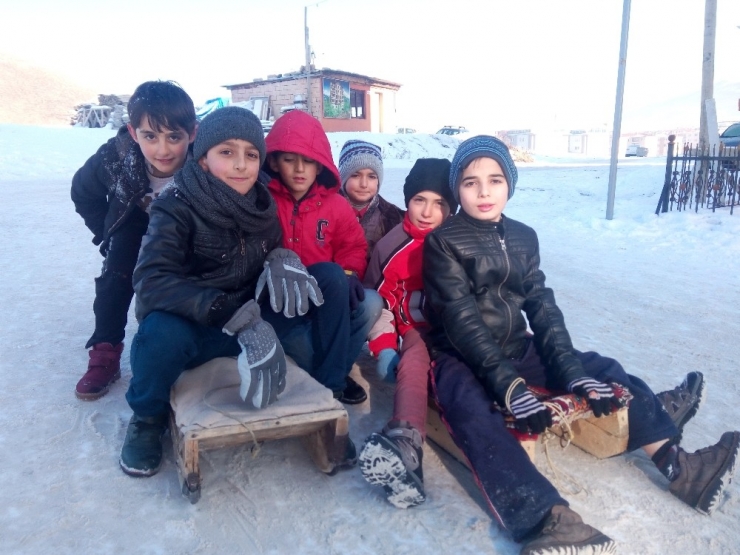 Erzurum’da Çocukların Kızak Keyfi