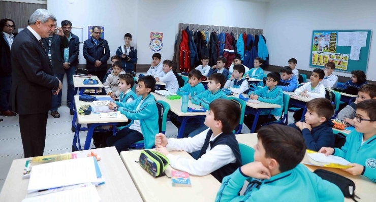 Başkan Karaosmanoğlu, Okul Ziyaretleri Devam Ediyor