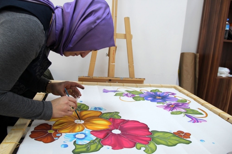 Samek’le İpek Kumaşlar Sanat Eserine Dönüşüyor