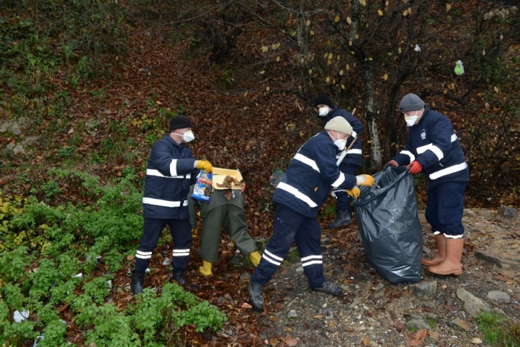 Uludağ’ın Eteklerinden 250 Kilo Çöp Topladılar