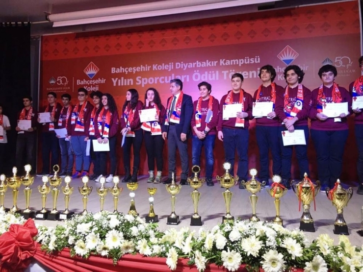 Bahçeşehir Koleji’nden Başarılı Sporculara Ödül Töreni