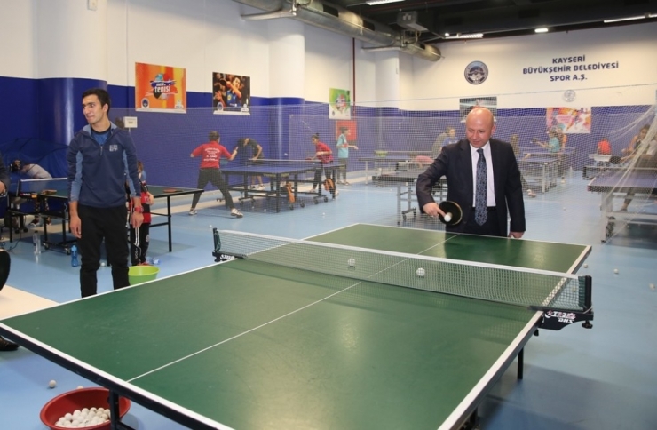 Başkan Çolakbayrakdar Geleceğin Sporcuları İle Masa Tenisi Oynadı