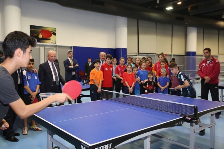 Başkan Çolakbayrakdar Geleceğin Sporcuları İle Masa Tenisi Oynadı