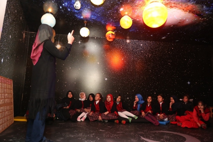 Gürpınarlı Öğrenciler ‘Uzay Evi’nde Evreni Öğreniyor