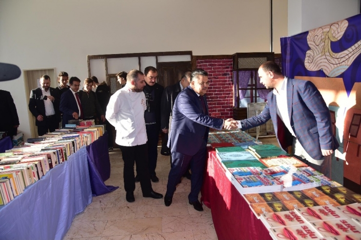 Bilecik Belediyesi Kitap Fuarı Kapılarını Açtı
