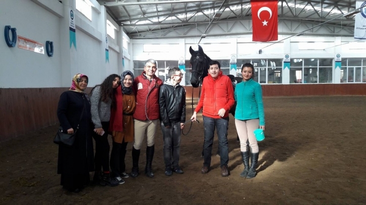 Özel Çocuklara Esogü At Binicilik Meslek Yüksek Okulu’nda Atlarla Terapi