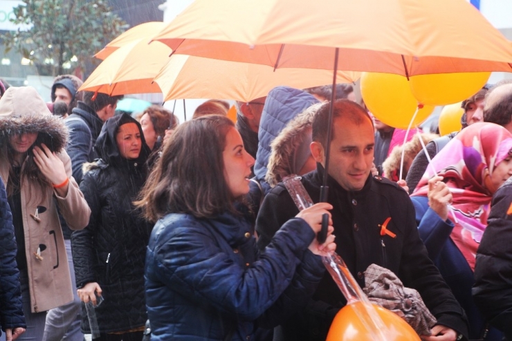 Kadına Şiddete Dikkat Çekmek İçin Turuncu Şemsiyelerle Yürüdüler