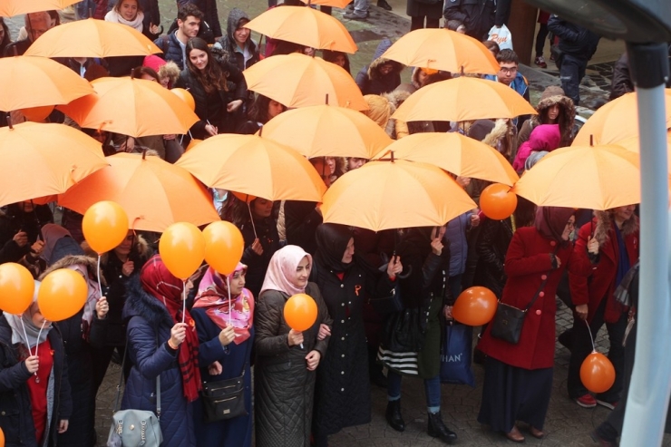 Kadına Şiddete Dikkat Çekmek İçin Turuncu Şemsiyelerle Yürüdüler